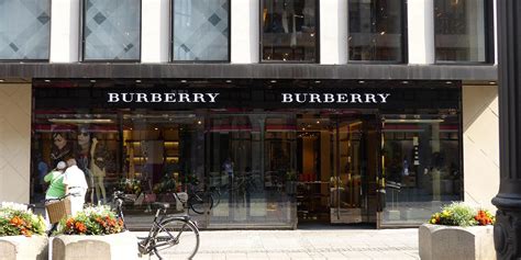 Burberry Öffnungszeiten in München, Perusastraße 1